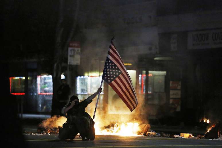 Protestos tomaram as ruas da Califórnia na madrugada desta segunda-feira