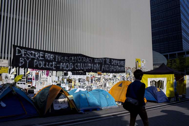 Barracas de manifestantes são vistas em ruas de Hong Kong, mas em menor número nesta segunda-feira