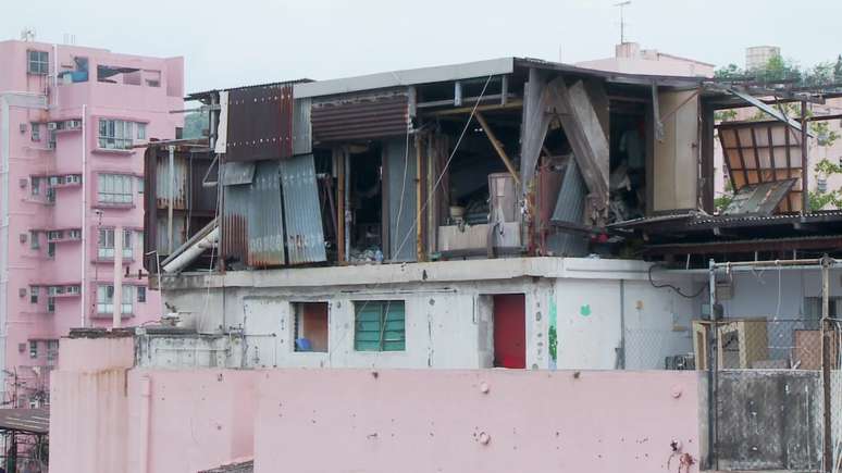 <p>Coberturas são normalmente construídas com placas de metal e madeira</p>