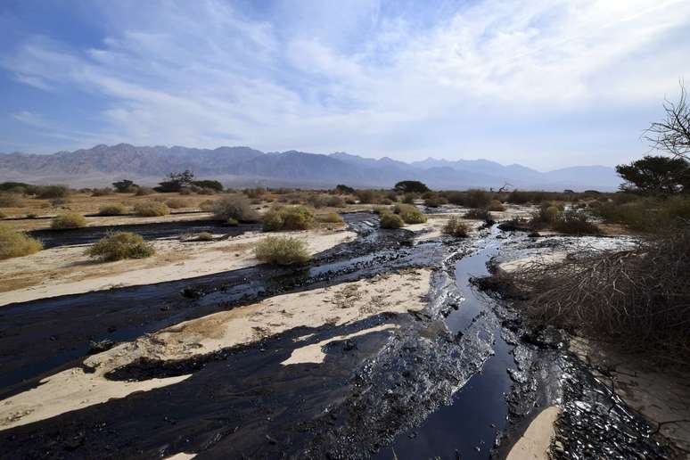 <p>Petr&oacute;leo bruto escorre atrav&eacute;s do deserto no sul de Israel, perto da aldeia de Beer Ora, ao norte de Eilat, em 4 de dezembro</p>