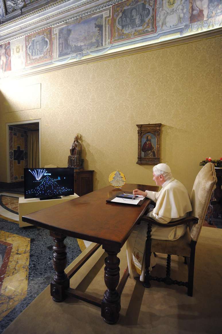 O papa Bento XVI usa um tablete para acender a árvore de Natal da cidade italiana de Gubbio em 7 de dezembro de 2011