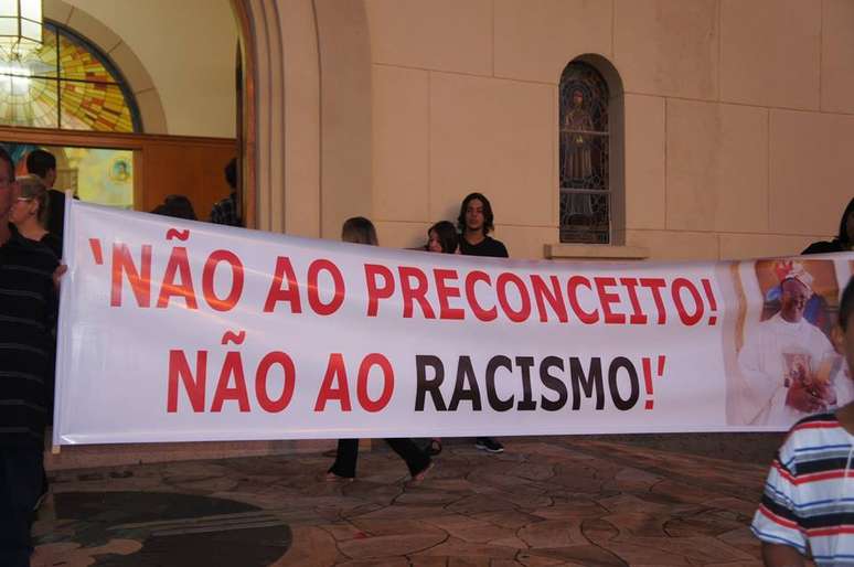 <p>Faixa pede o fim do racismo na cidade</p>