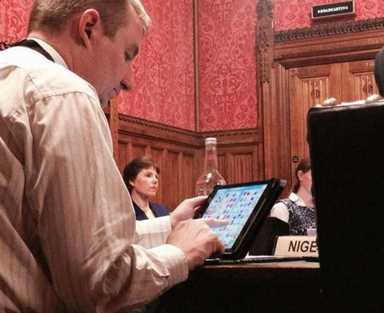Um veterano deputado conservador disse que Mills certamente estava jogando Candy Crush "para se manter acordado" na aborrecida reunião do Parlamento