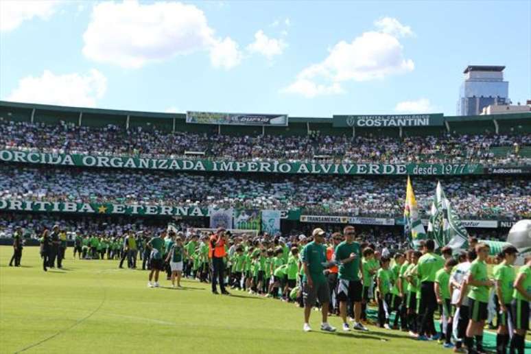 <p>Torcida do Coritiba levou bom público, de 25.550 torcedores, somente na despedida do meio-campista Alex, na última rodada da Série de 2014</p>