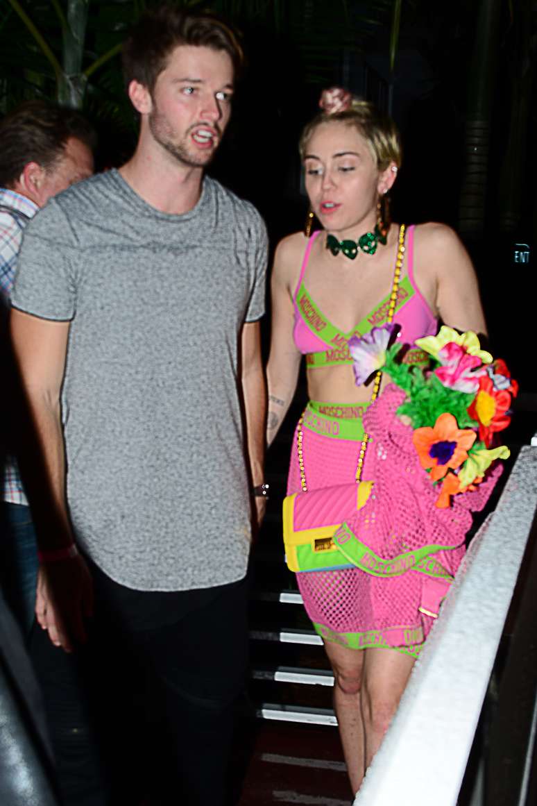 Miley Cyrus e Patrick Schwarzenegger foram clicados enquanto curtiam a noite em Miami (EUA), na quinta-feira (4)