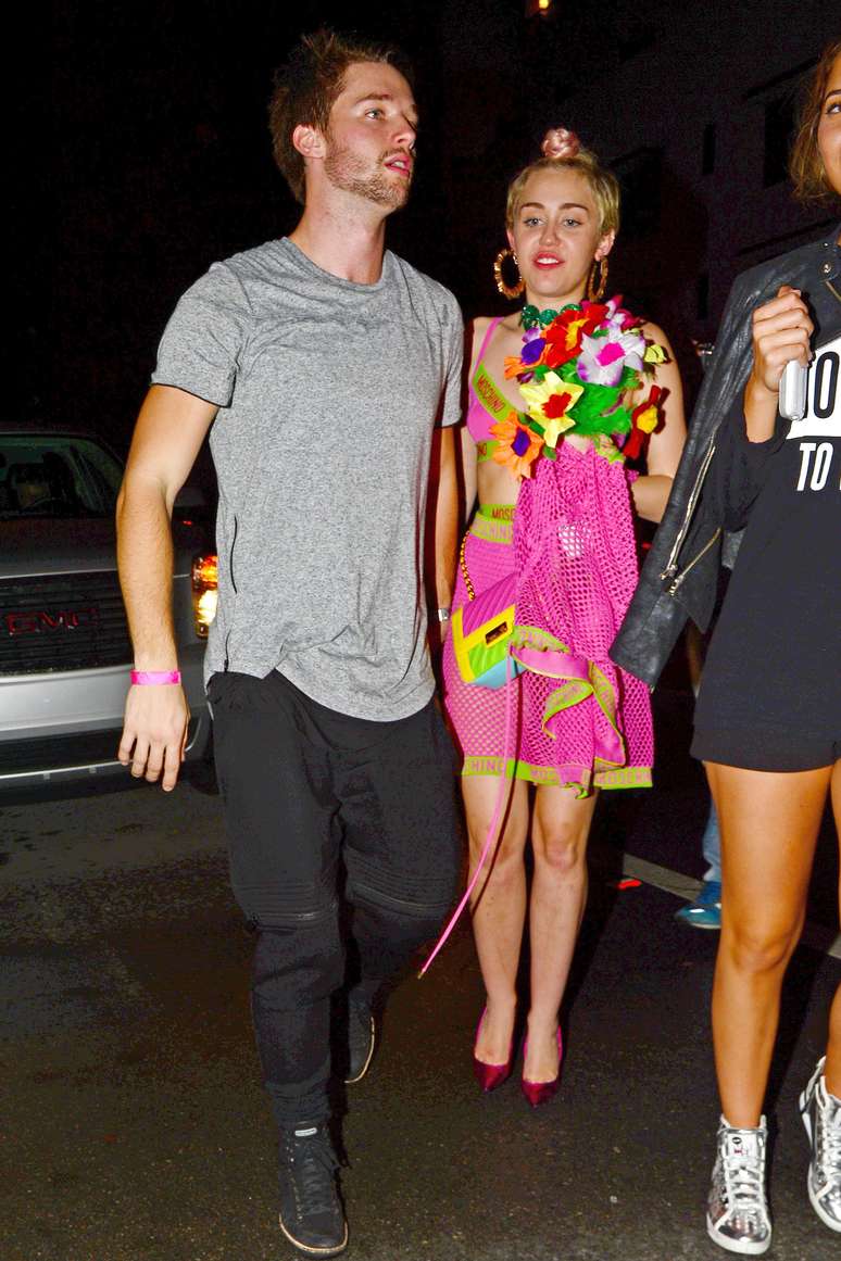 Miley Cyrus e Patrick Schwarzenegger foram clicados enquanto curtiam a noite em Miami (EUA), na quinta-feira (4)