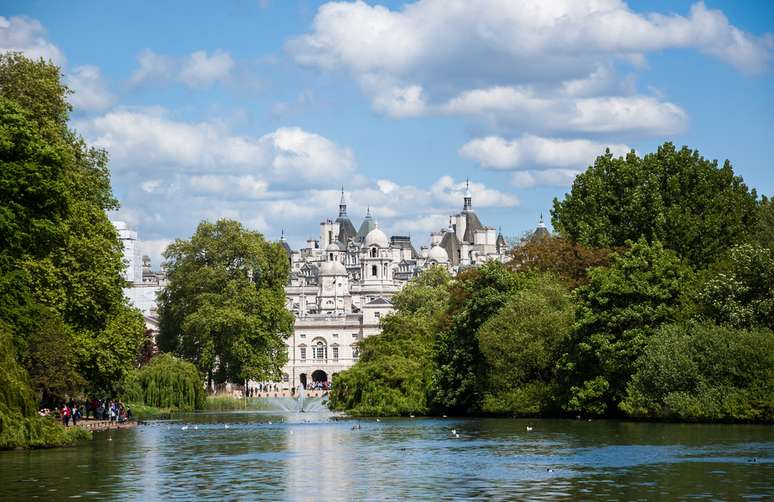 As áreas verdes do Kensington Gardens e do Hyde Park são uma boa ideia de passeio