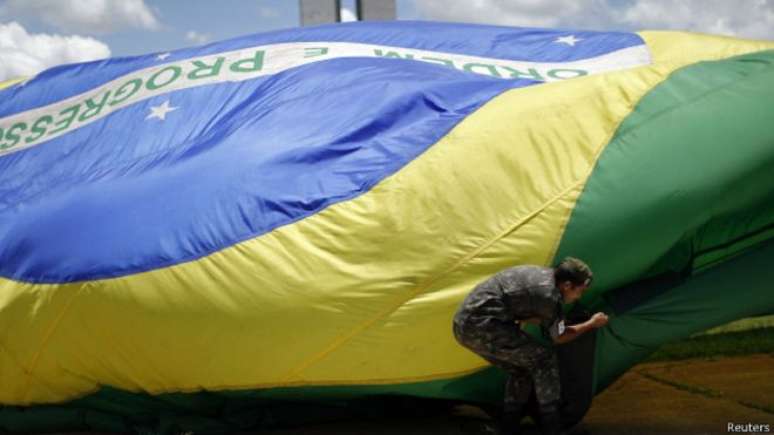 <p>Governo Dilma não deve entrar em atrito com militares com escândalo de corrupção e oposição forte</p>