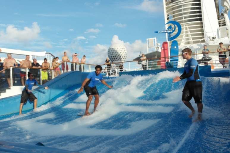 O FlowRider, simulador de surf sucesso em outras embarcações da Royal Caribbean, será adicionado ao Voyager