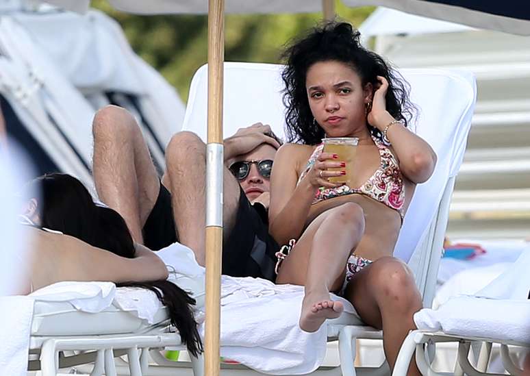 Robert Pattinson e a namorada, a cantora FKA, foram clicados enquanto curtiam um momento rom&acirc;ntico em uma praia de Miami (EUA)