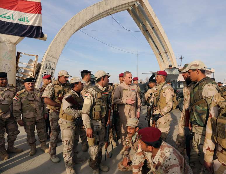 Ministro da defesa e soldados iraquianos se reúnem em área próxima a Bagdá; ao menos 1.500 militares serão enviados à região pela coalizão