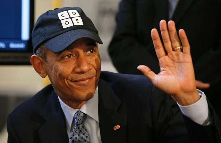 Presidente dos EUA, Barack Obama, acena em evento com estudantes de Nova Jersey na Casa Branca. 08/12/2014
