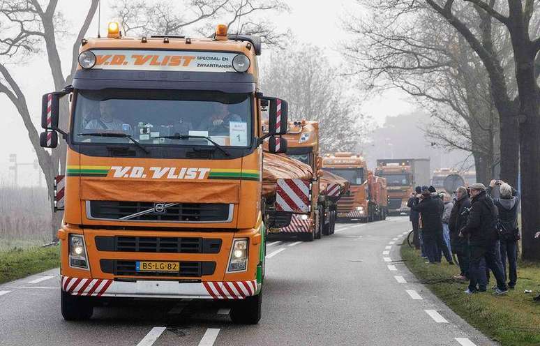 Caminhões levam os restos do avião da Malaysia Airlines, que operava o voo MH17, até uma base aérea holandesa em Gilze-Rijen, na Holanda, nesta terça-feira. 09/12/2014