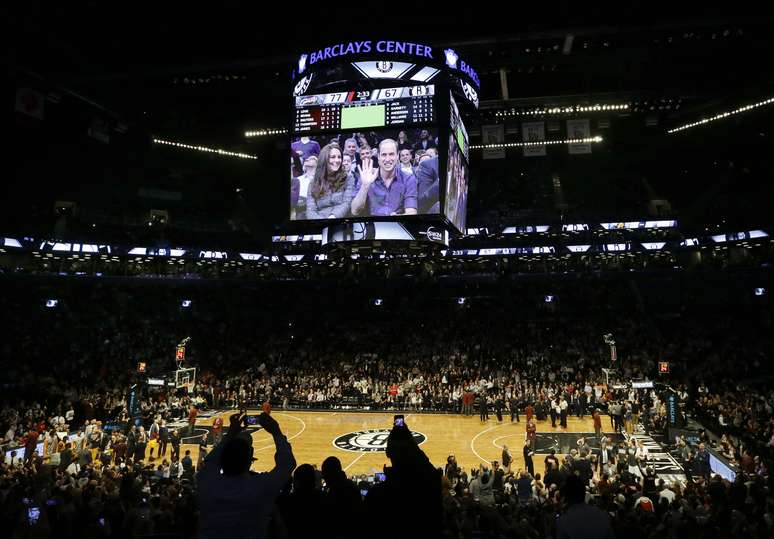 Casal real foi saudado ao aparecer no tel&atilde;o