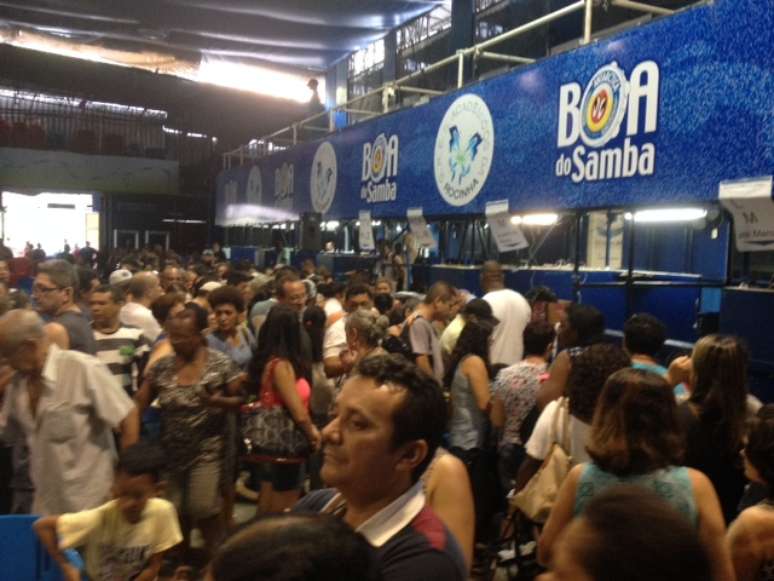 Moradores da Rocinha, no Rio de Janeiro, lotaram a quadra da escola de samba local durante evento em que a prefeitura entregou títulos de legitimação de posse de imóveis