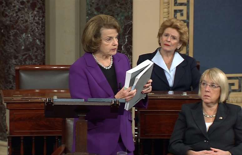 A presidente do serviço de inteligência do Senado, Dianne Feinstein, apresenta relatório sobre táticas da CIA anti-terrorismo