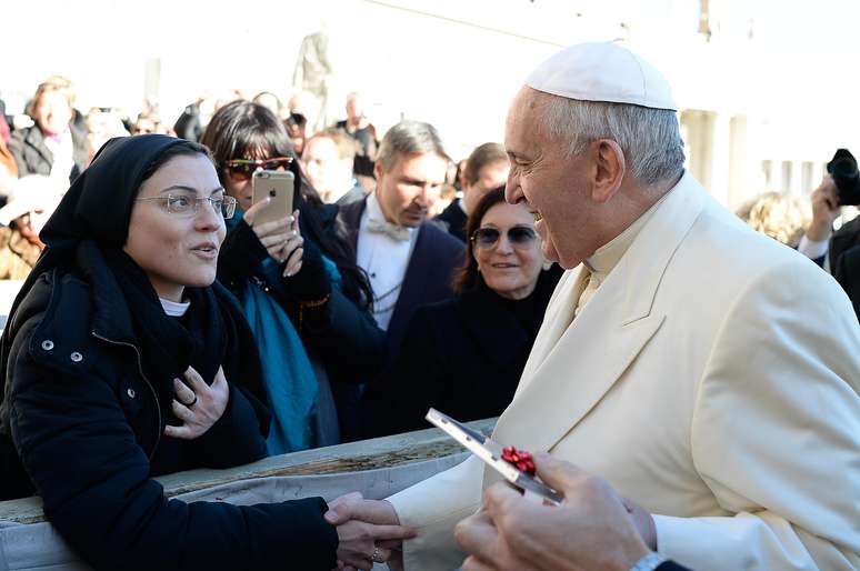 Irmã Cristina Scuccia teve um encontro com o Pontífice após a audiência geral de hoje e presenteou o líder da Igreja Católica com seu primeiro álbum