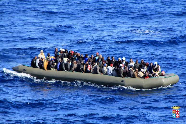 <p>Barco improvisado cheio de migrantes &eacute; interceptado por um navio da Marinha italiana, no mar Mediterr&acirc;neo perto de Lampedusa, em&nbsp;fevereiro</p>