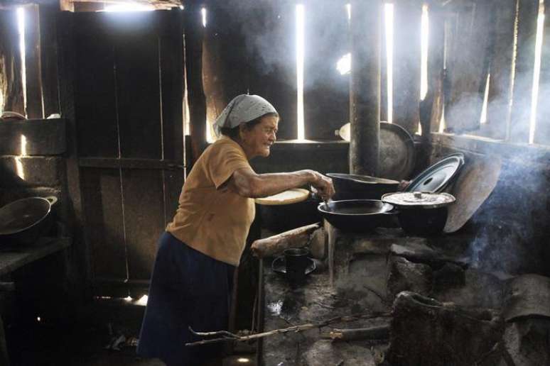 Maria Rivas prepara comida para sua família em Santa Isabel, na Nicarágua, em agosto. 19/08/2014