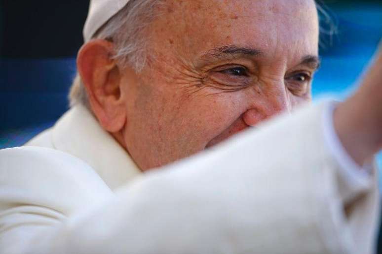 Papa Francisco acena em audiência na praça de São Pedro, no Vaticano. 10/12/2014