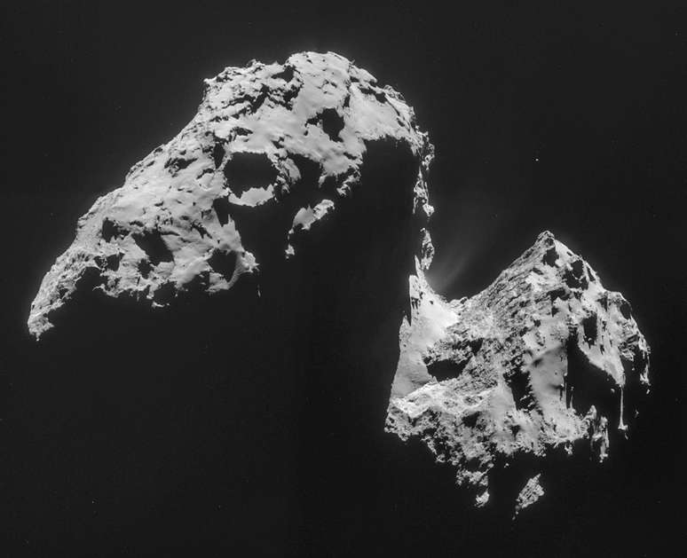 Imagem composta por quatro fotos tiradas com a câmera de navegação no Rosetta e divulgada pela Agência Espacial Europeia em 20 de novembro mostra o cometa 67P / Churyumov-Gerasimenko 