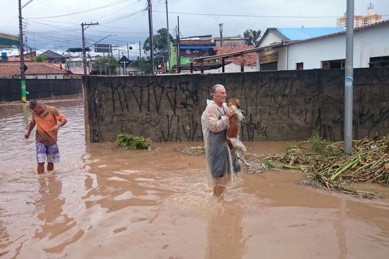 <p>A chuva causou enchente em diversos pontos da região de Itaquera, em São Paulo (SP), nesta quarta-feira </p>