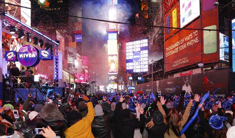 Um globo colorido cai por 60 segundos acompanhando a contagem regressiva na Times Square
