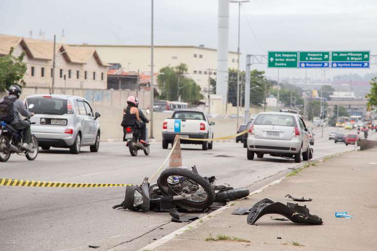 Suspeito morreu ap&oacute;s bater a moto em um carro
