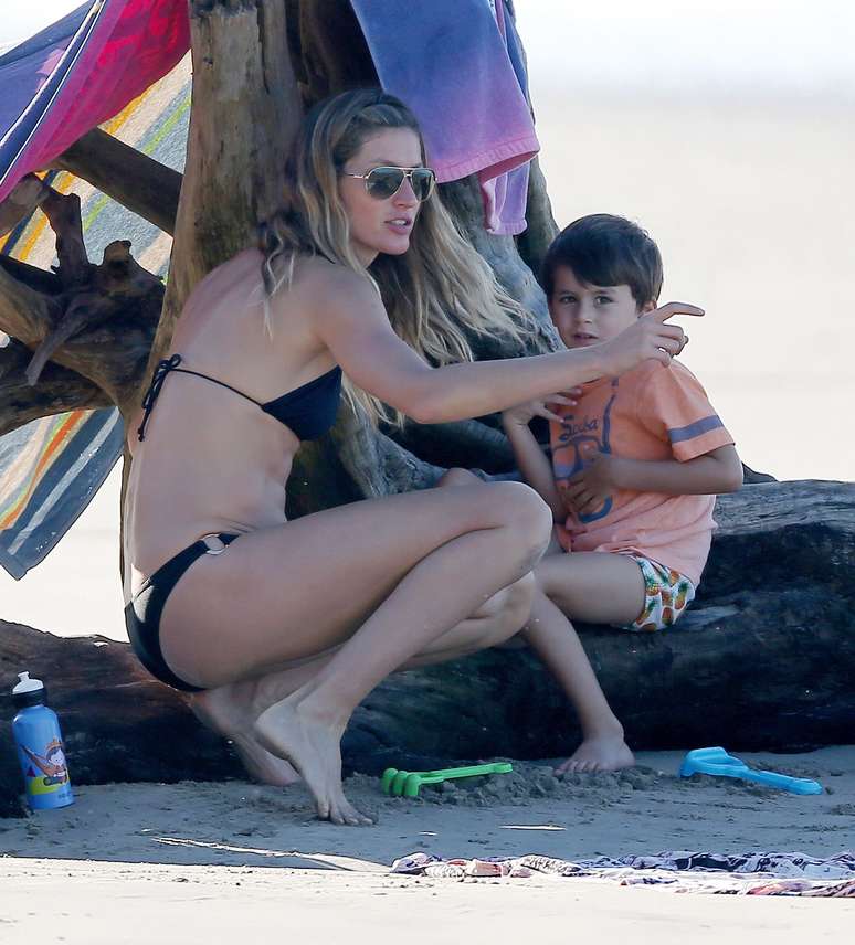 Gisele Bündchen curte praia com o filho na Costa Rica
