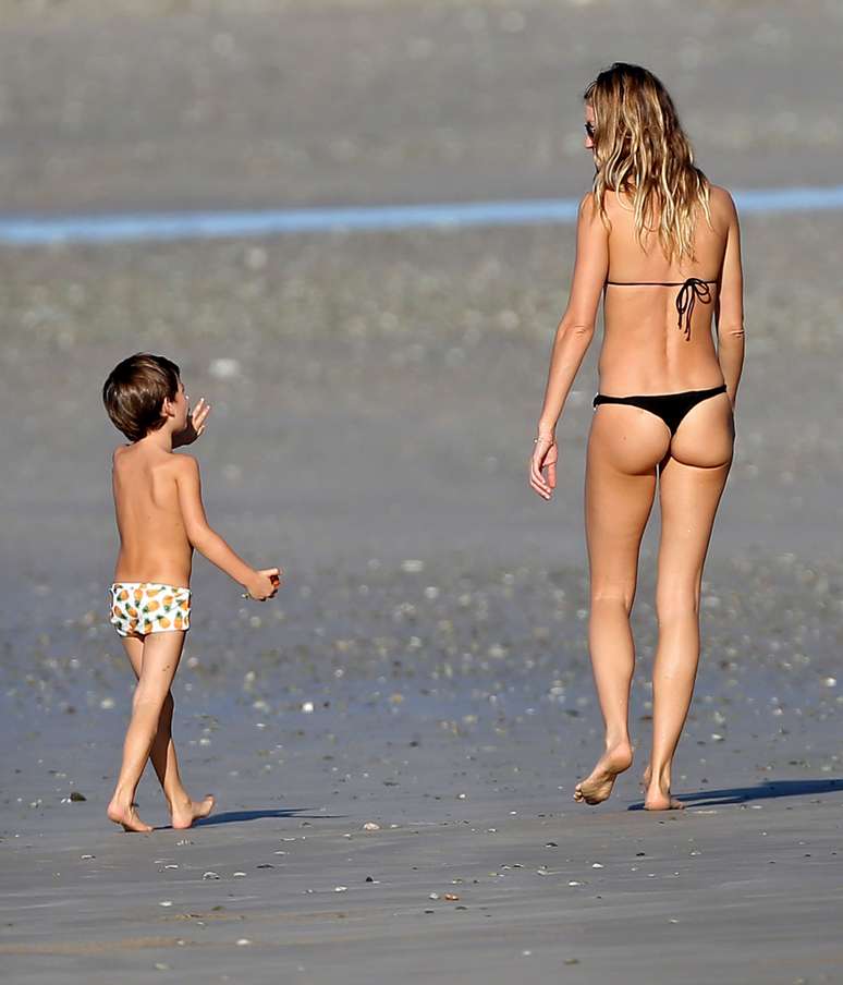 Gisele Bündchen curte praia com o filho na Costa Rica