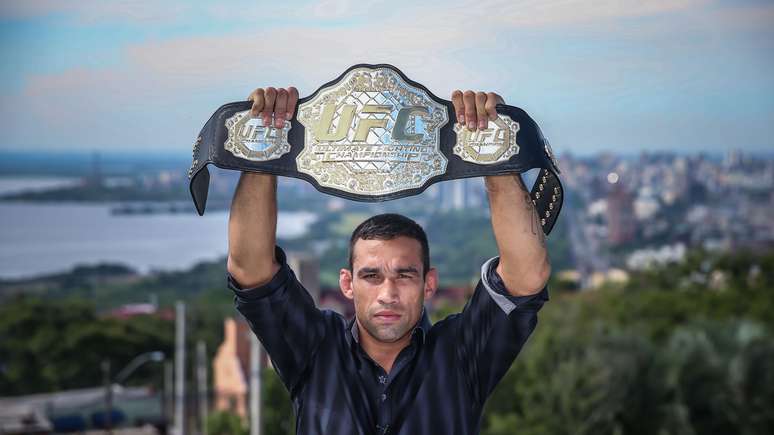 Campe&oacute;n Fabricio Werdum estuvo de visita en Porto Alegre.