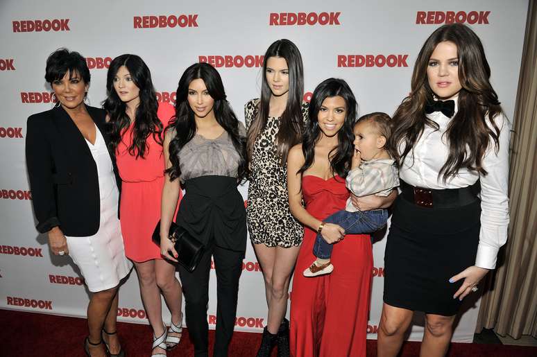 <p>A família Kardashian é cercada de muito dinheiro e também muita polêmica; a exposição é uma de suas marcas registradas, especialmente por conta do reality <em>Keeping Up with the Kardashians</em></p>