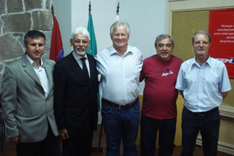 <p>Atuais vice-presidentes, Luiz Carlos Casagrande (ao lado de Bohlen) e Aldo Coser (à esq.) assumem por estatuto o Paraná</p>