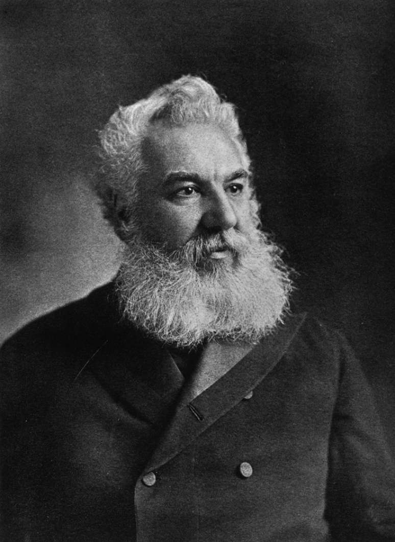 O escocês registrou seu invento em 14 de fevereiro de 1876, no mesmo dia que outro inventor, o norte-americano Elisha Gray. Bell, no entanto, chegou mais cedo e virou o pai do telefone