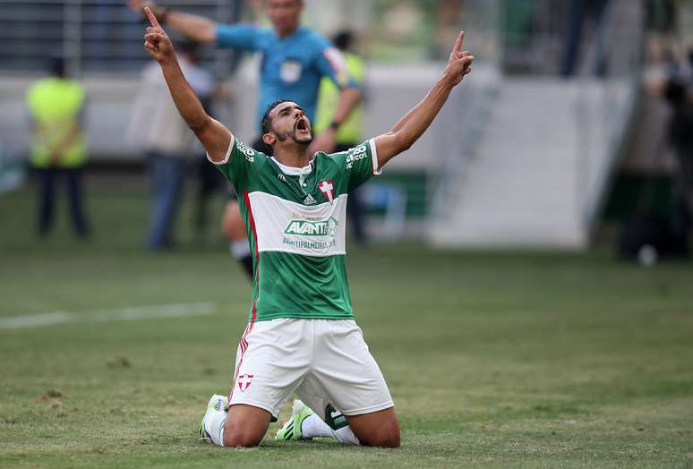 <p>Henrique foi autor do primeiro gol palmeirense na nova arena</p>