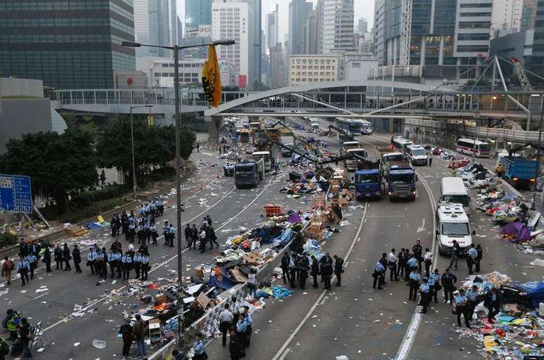 <p>Pol&iacute;cia e funcion&aacute;rios do governo de Hong Kong limpam &aacute;rea de protestos em 11 de dezembro</p>