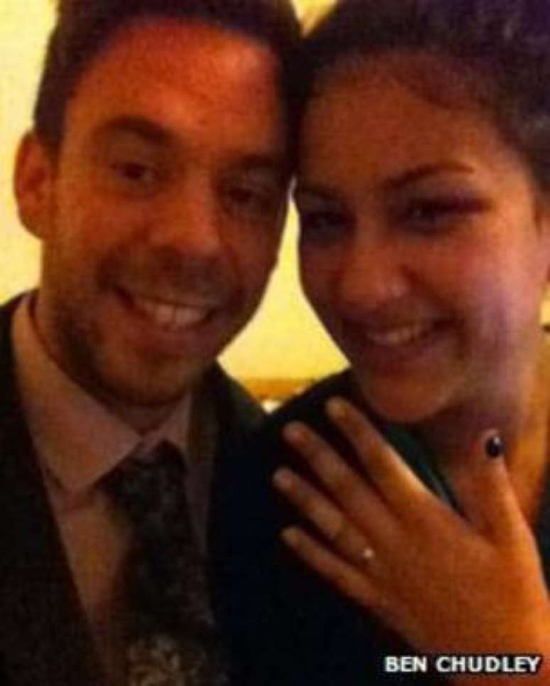 A namorada, Olivia Abdul, aceitou a proposta de casamento 