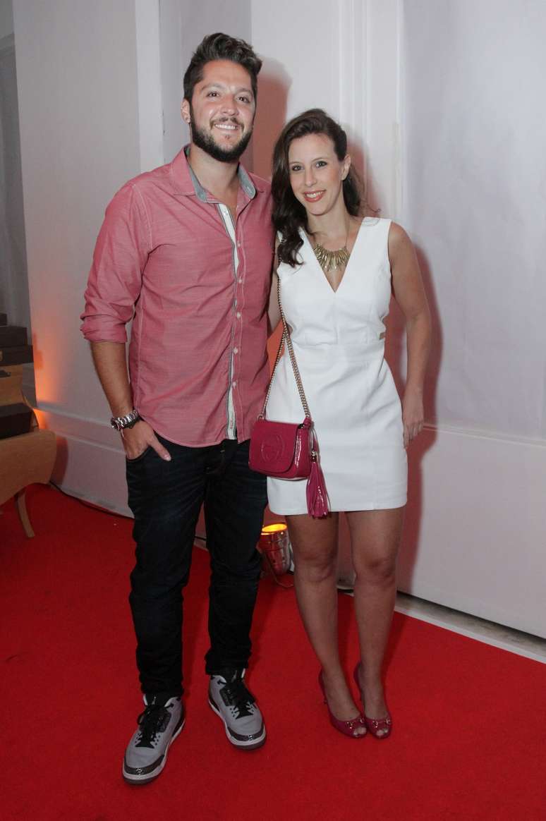 Andr&eacute;a Guimar&atilde;es fez festa com time de famosos nesta quinta-feira (11)