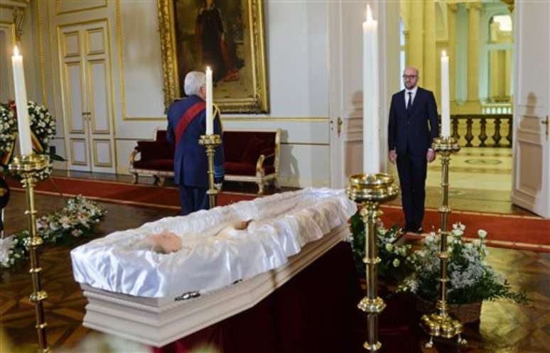 Primeiro-ministro da B&eacute;lgica, Charles Michel, em frente ao caix&atilde;o da Rainha Fab&iacute;ola, em Bruxelas