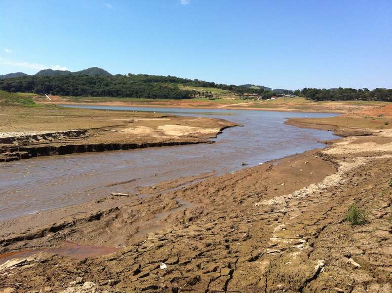 Imagem mostra a represa do Jaguari, na cidade de Vargem, no interior do Estado, que abastece o sistema Cantareira, principal fonte de água da Grande São Paulo. O volume de água nos reservatórios do Cantareira continua caindo