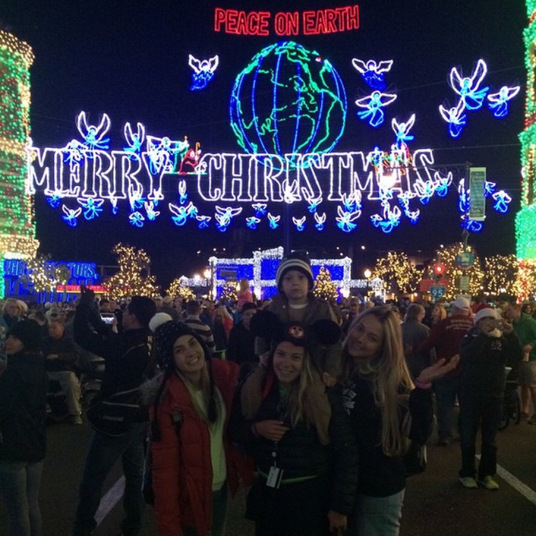 Carol Dantas e Davi Lucca curtem f&eacute;rias na Disney