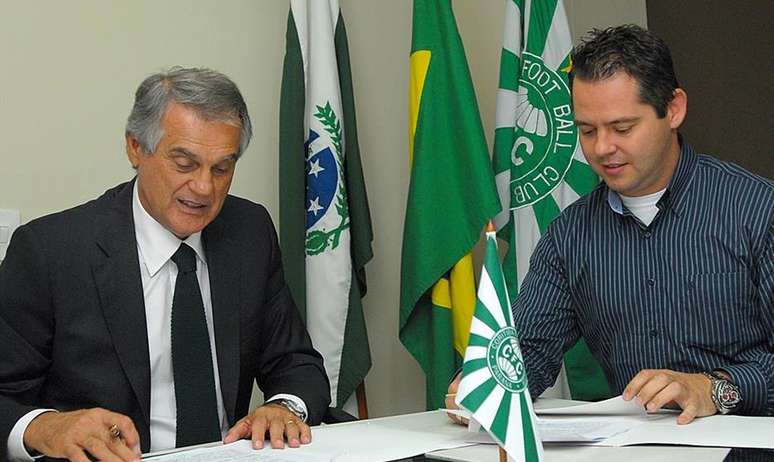 Vilson Ribeiro de Andrade assina contrato por sete anos, no valor de R$ 8,4 milhões