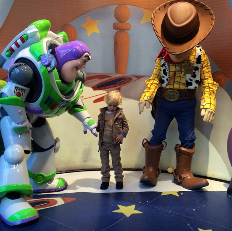 Carol Dantas e Davi Lucca curtem f&eacute;rias na Disney