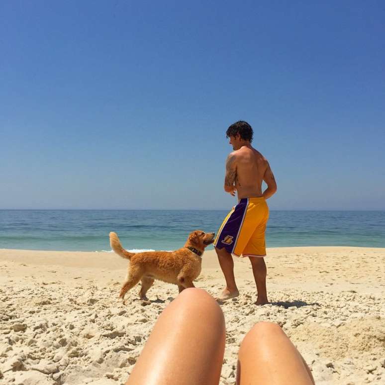 <p>Deitada na areia, Fiorella Matheis clicou&nbsp;o namorado em momento descontra&iacute;do</p>