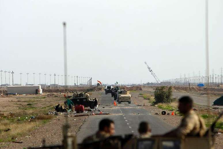 Veículos militares das forças de segurança iraquianas se posicionam nos arredores de Baiji, norte de Bagdá, no Iraque, nesta semana. 08/12/2014