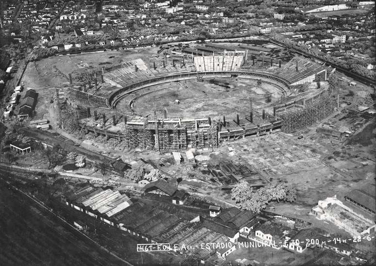 <p>O est&aacute;dio do Maracan&atilde; sendo constru&iacute;do no ano de 1949 para sediar jogos da Copa do Mundo de 1950. O projeto foi dos arquitetos Ant&ocirc;nio Augusto Dias Carneiro, Orlando Azevedo, Pedro Paulo Paiva e Rafael Galv&atilde;o e foi constru&iacute;do no terreno do antigo hip&oacute;dromo da cidade, que tinha se mudado em 1932 para a G&aacute;vea.</p>