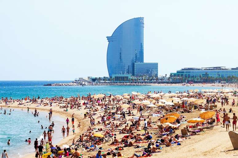 A praia de Barceloneta é passeio obrigatório para qualquer turista.