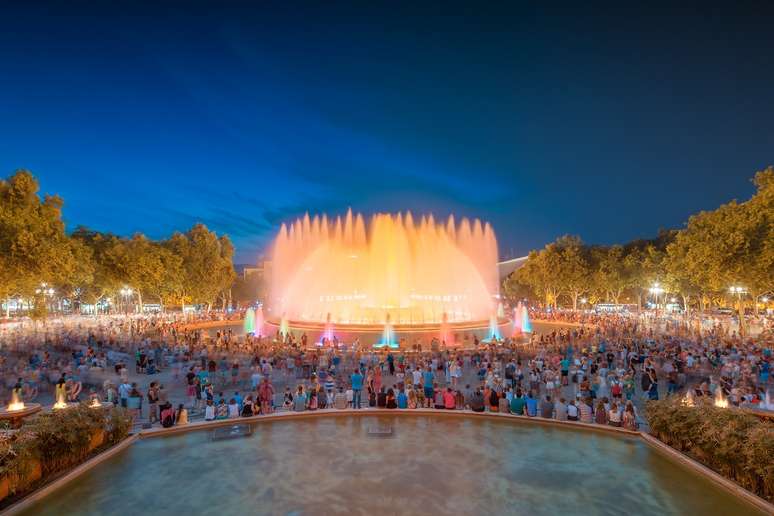A Fonte M&aacute;gica re&uacute;ne milhares de turistas que contemplam seu show de luzes todas as noites.