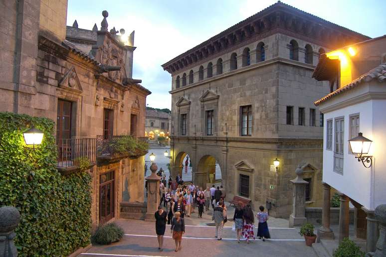 O Poble Espanyol re&uacute;ne caracter&iacute;sticas t&iacute;picas de 15 das 17 regi&otilde;es da Espanha