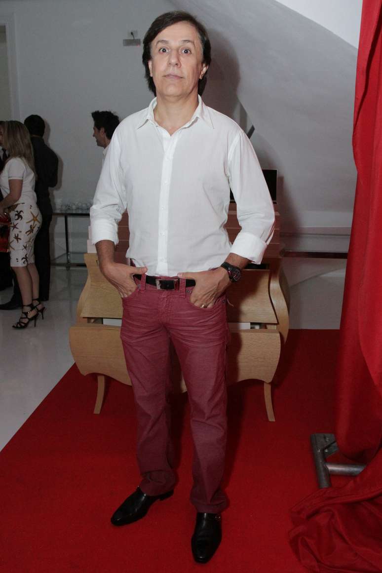 Andr&eacute;a Guimar&atilde;es fez festa com time de famosos nesta quinta-feira (11)